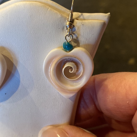 Santa Domingo cut shell earrings - Picture 3 of 5